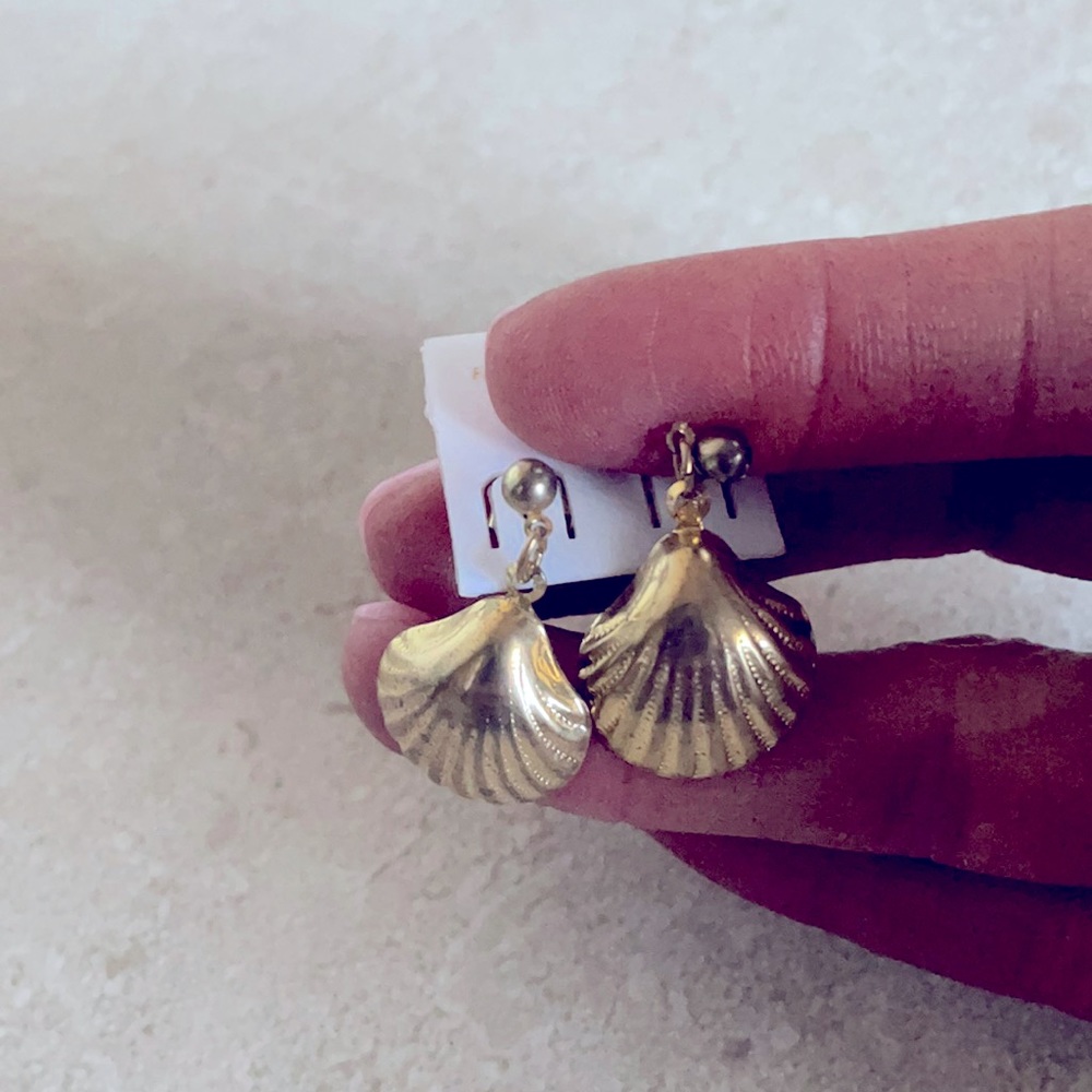 Vintage clamshell hanging earrings